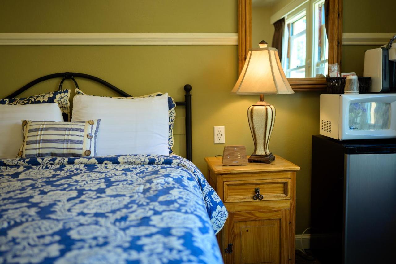 Courtyard Queen Room No Pets,1411509446:JPEG