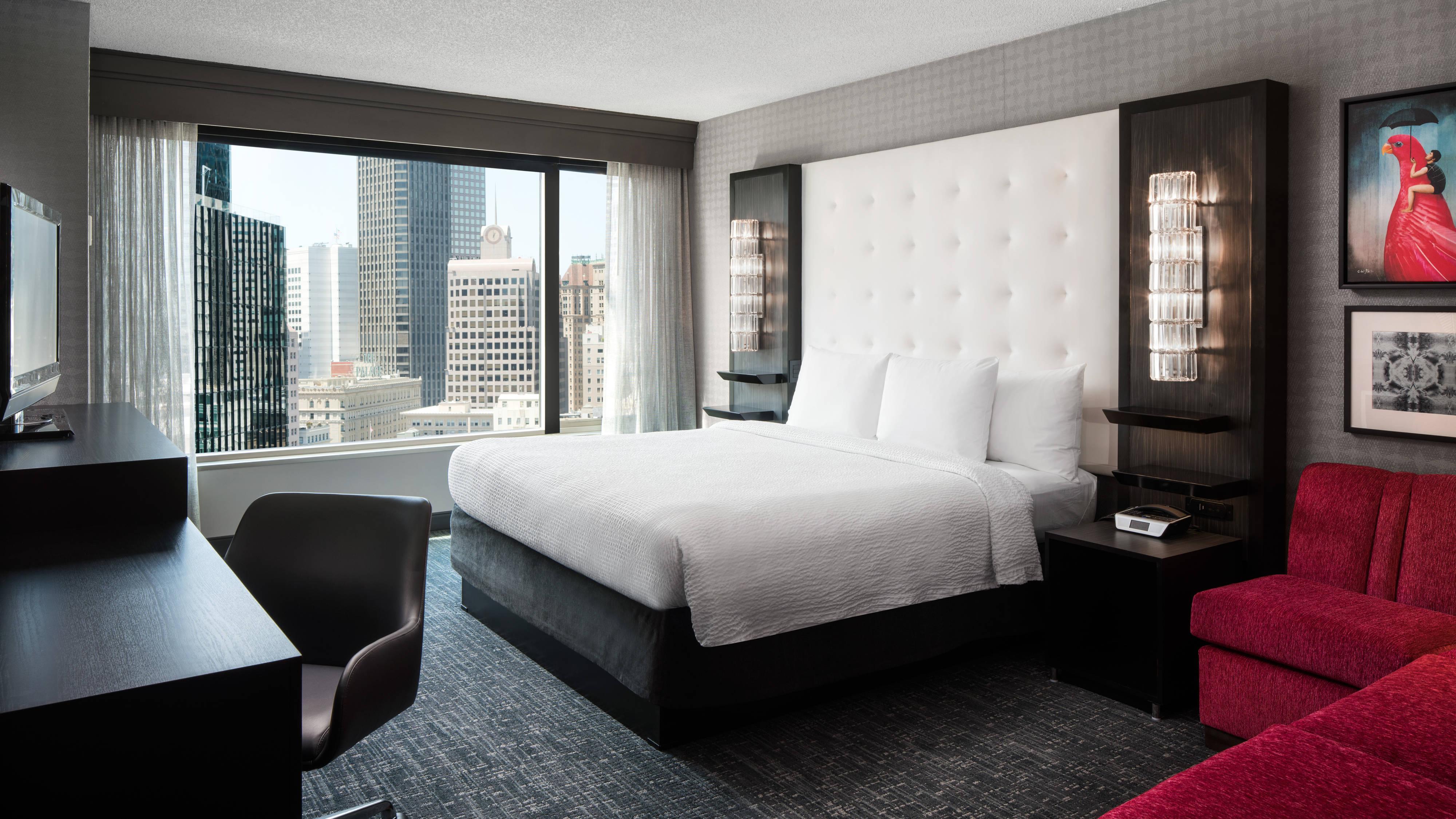 King Room with City View and Adapted Tub - Mobility Accessible