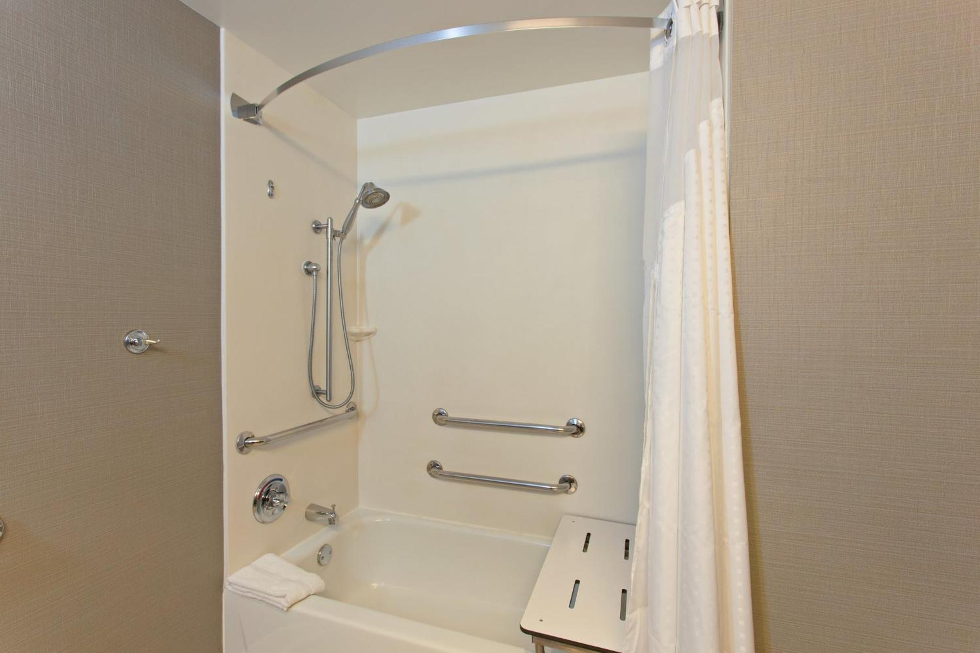 King Room Mobility Access Tub Non-Smoking