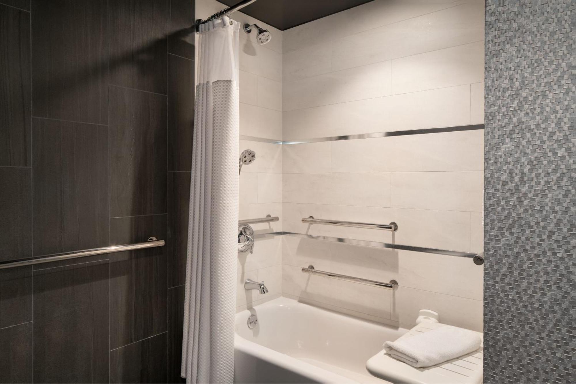 Queen Room Two Queen Beds City View Adapted Tub Mobility Accessible