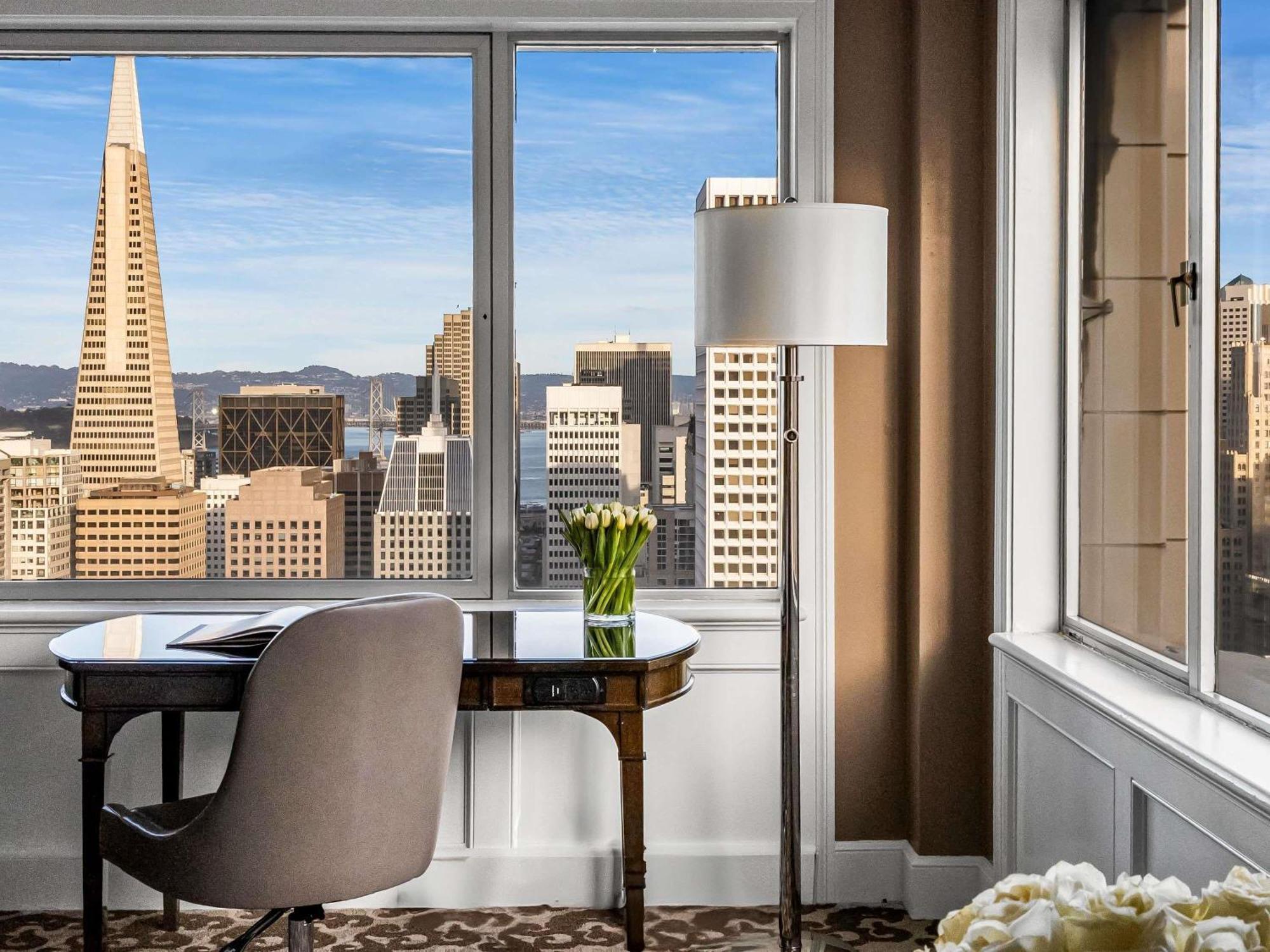 Signature Corner King Room with Skyline View
