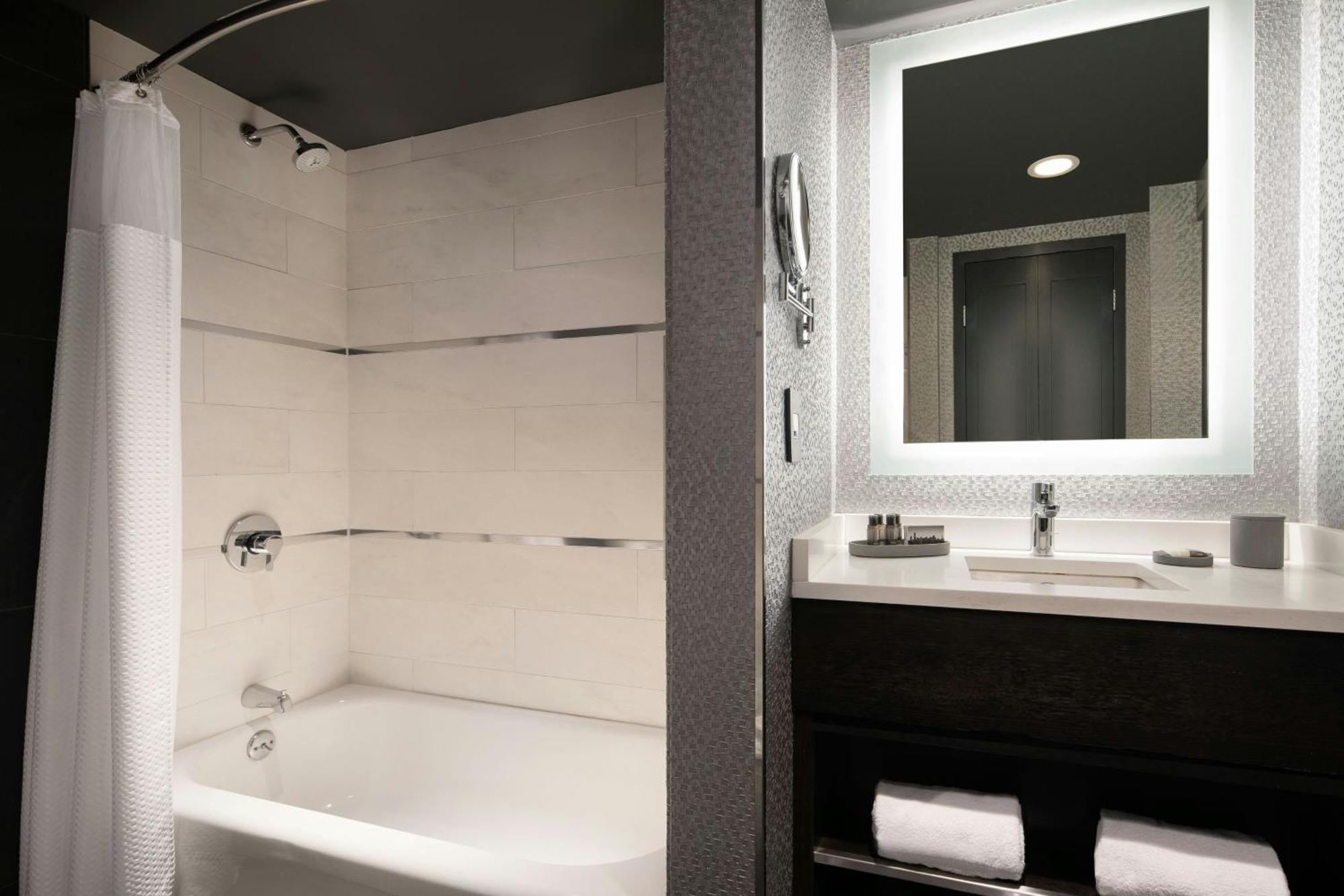 Queen Room Two Queen Beds City View Adapted Tub Mobility Accessible