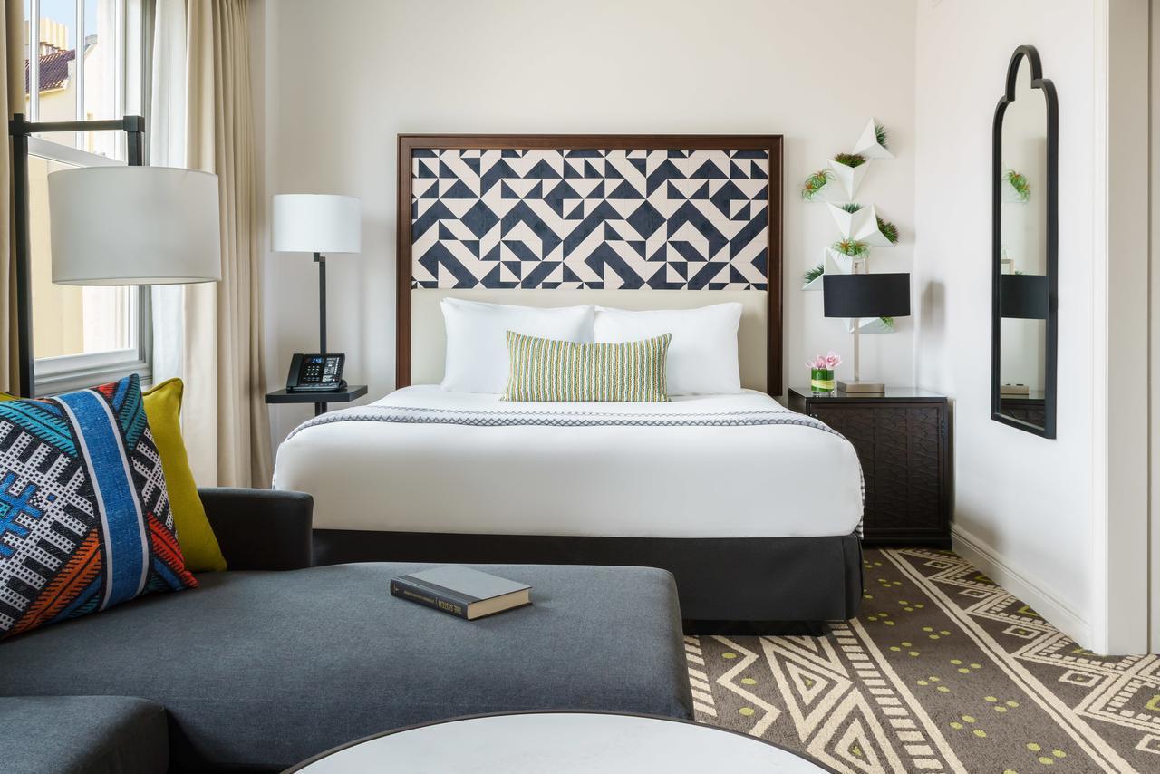 Standard King Room with City View and Mobility Accessible Tub